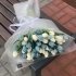 Монобукет з білими та блакитними тюльпанами в стильному матовому напівпрозорому упакуванні_1