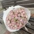 Монобукет із піоновидних спрейних троянд бузкового кольору сорту Блоссом Баблс в стильному білому упакуванні_1