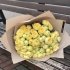 Монобукет із піоновидних спрейних троянд сорту Пеоні Баблс жовтого кольору в стильному бежевому упакуванні_0