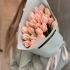 Монобукет із 25 лососевих тюльпанів в стильному контрастному упакуванны або упакуванны в тон тюльпанам. _2