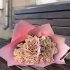 Монобукет із 25 рожево-кремових троянд сорту Пінк Атена в стильному рожевому упакуванні_0