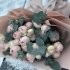 Монобукет із піоновидних спрейних троянд ніжнорожевого кольору сорту Месфілд Парк з евакліптом цинерія в стильному ніжнорожевому упакуванні_0