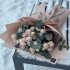 Монобукет із піоновидних спрейних троянд ніжнорожевого кольору сорту Месфілд Парк з евакліптом цинерія в стильному ніжнорожевому упакуванні_1