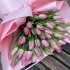 Монобукет із 35 рожевих тюльпанів в стильному рожевому упакуванні_1