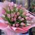 Монобукет із 35 рожевих тюльпанів в стильному рожевому упакуванні_2