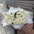 Монобукет із 51 троянди білого кольору в стильному напівпрозорому матовому білому упакуванні_0