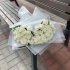 Монобукет із 51 троянди білого кольору в стильному напівпрозорому матовому білому упакуванні_1