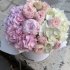 Квітковий бокс розміру L в біло-рожевих тонах півоніями, гортензіями, спрейними піоновидними трояндами _1