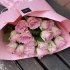 Монобукет із 15 рожевих троянд, що зібрані по спіралі в стильному рожевому упакуванні. _0