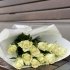 Монобукет із 11 білих троянд, зібраних по спіралі в стильному білому упакуванні. _0