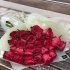 Монобукет із 25 особливих червоних високих троянд, зібраних по спіралі в стильному прозорому контрастному упакуванні. _2
