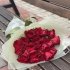 Монобукет із 25 особливих червоних високих троянд, зібраних по спіралі в стильному прозорому контрастному упакуванні. _1