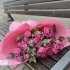 Монобукет із піоновидних спрейних троянд малинового кольору сорту Місті Баблс в стильному білому упакуванні_0