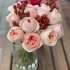 Круглый дуобукет из персиковых пионовидных роз сорта Джульетта и гиперикума_1