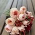 Круглый дуобукет из персиковых пионовидных роз сорта Джульетта и гиперикума_2