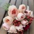 Круглый дуобукет из персиковых пионовидных роз сорта Джульетта и гиперикума_0