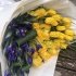 Патріотичний тріобукет із тюльпанів, ірисів та троянд в жовто-блакитному кольорі_1