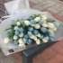 Монобукет з білими та блакитними тюльпанами в стильному матовому напівпрозорому упакуванні_0