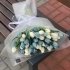 Монобукет з білими та блакитними тюльпанами в стильному матовому напівпрозорому упакуванні_1