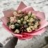 Тріобукет із тюльпанів, спрейних троянд та гіперикуму в стильному рожевому упакуванні_0